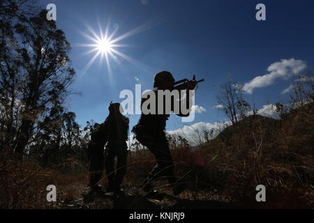 Kunming, China. 12 Dez, 2017. Bewaffnete Polizei erhalten 'Devil in Kunming, Provinz Yunnan im Süden Chinas. Credit: SIPA Asien/ZUMA Draht/Alamy leben Nachrichten Stockfoto