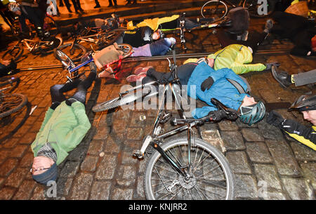 Prag, Tschechische Republik. 11 Dez, 2017. Auto*Mat Gruppe organisieren ein Happening, aus Protest gegen die Einschränkungen von Radfahren auf Radwegen im Zentrum von Prag, auf dem Krizovnicke Square, Prag, Tschechische Republik, am Montag, 11. Dezember 2017. Quelle: Vit Simanek/CTK Photo/Alamy leben Nachrichten Stockfoto