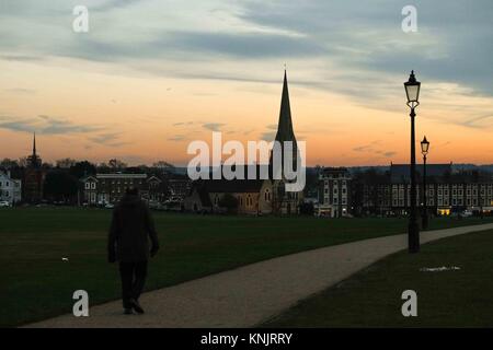 London, Großbritannien. 12 Dez, 2017. UK Wetter. Winter Sonnenuntergang über der Allerheiligen Kirche auf Blackheath Gemeinsamen. : Credit: Claire Doherty/Alamy leben Nachrichten Stockfoto