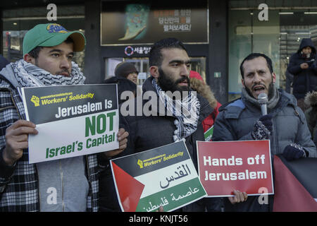 Seoul, Südkorea. 12 Dez, 2017. Die Demonstranten halten Streikposten und Shout Slogans während eines Palästina unterstützen Protest in der Nähe der israelischen Botschaft in Seoul, Südkorea. In Jerusalem, Palästinensische Wahrnehmung, dass Trump spricht Israel überkocht in Protest Zusammenstöße. Credit: Ryu Seung Il/ZUMA Draht/Alamy leben Nachrichten Stockfoto