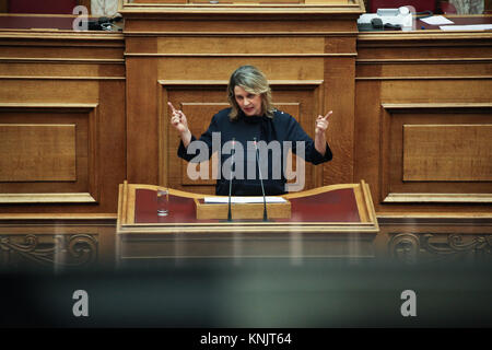 Athen, Griechenland. 12 Dez, 2017. Dies ist die unabhängige stellvertretender Ekaterini (Katerina) Papakosta, der 2. von Athen entfernt. Am ersten Tag der Haushaltsdebatte im griechischen Parlament. Die Regierung von Syriza und Anel vorhanden, was sie als die "letzte, welche in tiAthens, Griechenland zu fördern. 12 Dez, 2017. Am ersten Tag der Haushaltsdebatte im griechischen Parlament. Die Regierung von Syriza und Anel vorhanden, was sie als die "letzte, welche in Zeiten der Vereinbarung zu fördern". Credit: Ioannis Mantas/Alamy Live Newsmes der Memorandum' Stockfoto