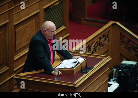 Athen, Griechenland. 12 Dez, 2017. Dimitrios Kavadelas, Stellvertreter von Enosi Kentroon, Vertreter der Präfektur Attika. Am ersten Tag der Haushaltsdebatte im griechischen Parlament. Die Regierung von Syriza und Anel vorhanden, was sie als die "letzte, welche in Zeiten der Vereinbarung zu fördern". Credit: Ioannis Mantas/Alamy leben Nachrichten Stockfoto