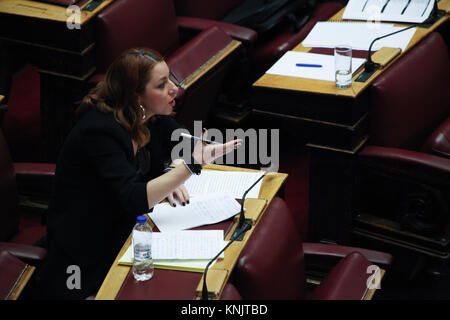 Athen, Griechenland. 12 Dez, 2017. Panagiota Dritseli, stellvertretender von Syriza, Vertreter der Präfektur Trikala. Am ersten Tag der Haushaltsdebatte im griechischen Parlament. Die Regierung von Syriza und Anel vorhanden, was sie als die "letzte, welche in Zeiten der Vereinbarung zu fördern". Credit: Ioannis Mantas/Alamy leben Nachrichten Stockfoto