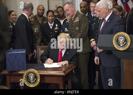 Dezember 12, 2017 - Washington, District of Columbia, Vereinigte Staaten von Amerika - United States President Donald J. Trumpf Zeichen H.R. 2810, National Defense Authorization Act für das Geschäftsjahr 2018, im Roosevelt Raum des Weißen Hauses in Washington, DC am Dienstag, 12. Dezember 2017. Quelle: Ron Sachs/CNP (Credit Bild: © Ron Sachs/CNP über ZUMA Draht) Stockfoto