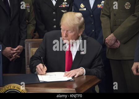 Dezember 12, 2017 - Washington, District of Columbia, Vereinigte Staaten von Amerika - United States President Donald J. Trumpf Zeichen H.R. 2810, National Defense Authorization Act für das Geschäftsjahr 2018, im Roosevelt Raum des Weißen Hauses in Washington, DC am Dienstag, 12. Dezember 2017. Quelle: Ron Sachs/CNP (Credit Bild: © Ron Sachs/CNP über ZUMA Draht) Stockfoto