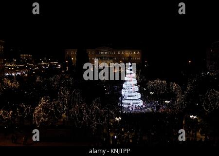 Athen, Griechenland. 12 Dez, 2017. Beleuchtung des Weihnachtsbaumes am Syntagma Platz. Credit: Georgios Zachos/SOPA/ZUMA Draht/Alamy leben Nachrichten Stockfoto