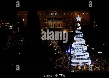 Athen, Griechenland. 12 Dez, 2017. Beleuchtung des Weihnachtsbaumes am Syntagma Platz. Credit: Georgios Zachos/SOPA/ZUMA Draht/Alamy leben Nachrichten Stockfoto