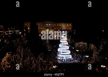 Athen, Griechenland. 12 Dez, 2017. Beleuchtung des Weihnachtsbaumes am Syntagma Platz. Credit: Georgios Zachos/SOPA/ZUMA Draht/Alamy leben Nachrichten Stockfoto