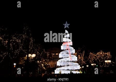 Athen, Griechenland. 12 Dez, 2017. Beleuchtung des Weihnachtsbaumes am Syntagma Platz. Credit: Georgios Zachos/SOPA/ZUMA Draht/Alamy leben Nachrichten Stockfoto