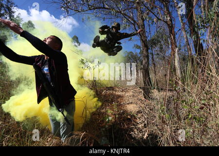 Kunming, Kunming, China. 12 Dez, 2017. Bewaffnete Polizei erhalten 'Devil in Kunming, Provinz Yunnan im Süden Chinas. Credit: SIPA Asien/ZUMA Draht/Alamy leben Nachrichten Stockfoto