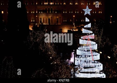 Athen, Griechenland. 12 Dez, 2017. Beleuchtung des Weihnachtsbaumes am Syntagma Platz. Credit: Georgios Zachos/SOPA/ZUMA Draht/Alamy leben Nachrichten Stockfoto