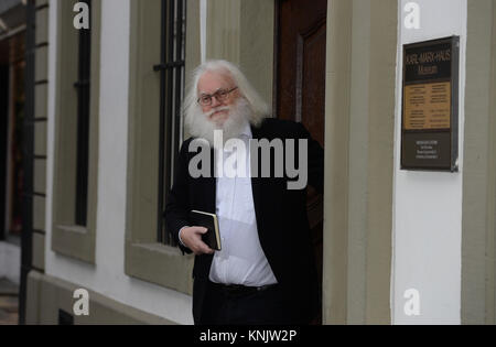 Michael Thiele verlässt das Karl-Marx-Haus in Trier, Deutschland, 05. Dezember 2017. Der 66-jährige nutzt seine erstaunliche Ähnlichkeit mit Karl Marx, der Philosoph und Politiker, 1818 in Trier geboren wurde, für Aufführungen - auch Offiziellen. Zum 200. Geburtstag von Marx, er ist in der hohen Nachfrage in Trier. Foto: Harald Tittel/dpa Stockfoto