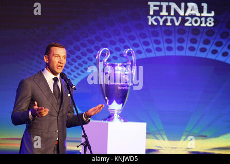 Kiew, Ukraine. 12 Dez, 2017. Ukrainische nationale Fußballmannschaft Trainer Andriy Shevchenko spricht bei der Präsentation der Logo der UEFA Champions League Finale 2018 in Kiew, Ukraine, am 12. Dezember 2017. Das Finale der UEFA Champions League wird am Olimpiyskiy Stadion in Kiew am 26. Mai 2018 gespielt werden. Credit: Serg Glovny/ZUMA Draht/Alamy leben Nachrichten Stockfoto