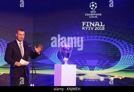 Kiew, Ukraine. 12 Dez, 2017. Stadt Kiew Bürgermeister Witalij Klitschko spricht bei der Präsentation der Logo der UEFA Champions League Finale 2018 in Kiew, Ukraine, am 12. Dezember 2017. Das Finale der UEFA Champions League wird am Olimpiyskiy Stadion in Kiew am 26. Mai 2018 gespielt werden. Credit: Serg Glovny/ZUMA Draht/Alamy leben Nachrichten Stockfoto