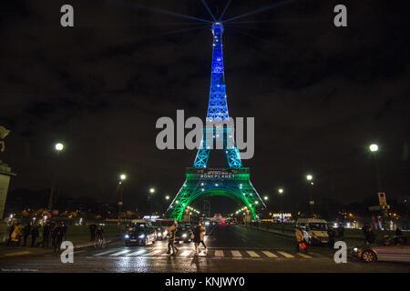 Paris, Frankreich. 12 Dez, 2017. Der Eiffelturm in den Farben des neuen Gipfel auf das Klima von Präsident Emmanuel Längestrich organisiert. Credit: Thierry Le Fouille/SOPA/ZUMA Draht/Alamy leben Nachrichten Stockfoto