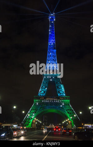 Paris, Frankreich. 12 Dez, 2017. Der Eiffelturm in den Farben des neuen Gipfel auf das Klima von Präsident Emmanuel Längestrich organisiert. Credit: Thierry Le Fouille/SOPA/ZUMA Draht/Alamy leben Nachrichten Stockfoto