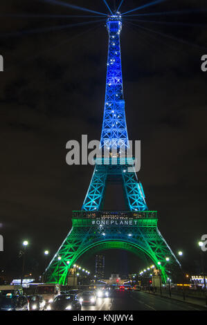 Paris, Frankreich. 12 Dez, 2017. Der Eiffelturm in den Farben des neuen Gipfel auf das Klima von Präsident Emmanuel Längestrich organisiert. Credit: Thierry Le Fouille/SOPA/ZUMA Draht/Alamy leben Nachrichten Stockfoto