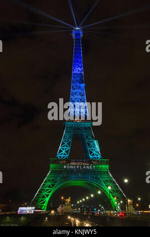 Paris, Frankreich. 12 Dez, 2017. Der Eiffelturm in den Farben des neuen Gipfel auf das Klima von Präsident Emmanuel Längestrich organisiert. Credit: Thierry Le Fouille/SOPA/ZUMA Draht/Alamy leben Nachrichten Stockfoto