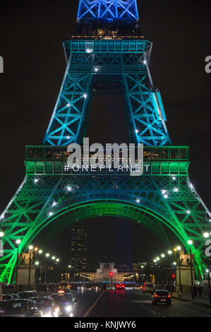 Paris, Frankreich. 12 Dez, 2017. Der Eiffelturm in den Farben des neuen Gipfel auf das Klima von Präsident Emmanuel Längestrich organisiert. Credit: Thierry Le Fouille/SOPA/ZUMA Draht/Alamy leben Nachrichten Stockfoto