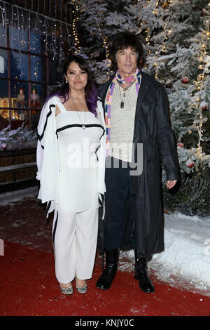 Rom, Italien. 12 Dez, 2017. Rom, Cinecittà Studios, super Weihnachten Film Premiere. Im Bild: Ronn Moss mit seiner Frau Devine Devasquez Credit: Unabhängige Fotoagentur/Alamy leben Nachrichten Stockfoto