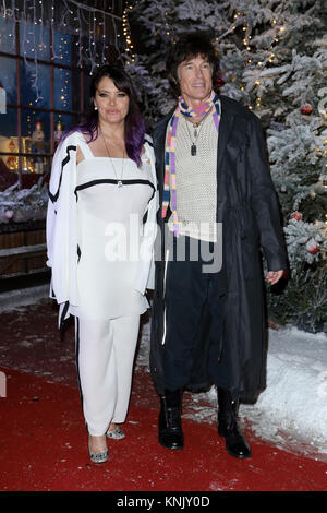 Rom, Italien. 12 Dez, 2017. Rom, Cinecittà Studios, super Weihnachten Film Premiere. Im Bild: Ronn Moss mit seiner Frau Devine Devasquez Credit: Unabhängige Fotoagentur/Alamy leben Nachrichten Stockfoto