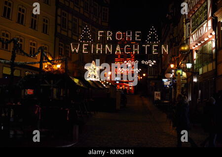 Ein Blick auf die beleuchtete Straße in der Stadt Marburg Deutschland mit Weihnachten Dekoration Stockfoto