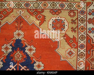 Ein türkischer Teppich aus Wolle aus dem 18. Jahrhundert mit symmetrisch geknüpftem Stapel, der traditionelle Webmethoden und ornamentale Muster dieser Zeit widerspiegelt. Stockfoto