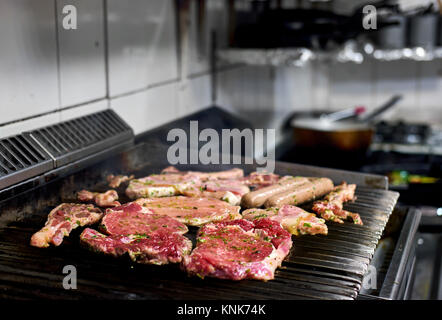 Sortiert ein rohes Fleisch auf dem Grill Stockfoto