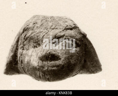 Diese Holzkopfskulptur aus Ägypten, Dynastie 2, ca. 2900–2650 v. Chr., wurde im Tempel Abydos, Osiris, Kammer M69 ausgegraben und veranschaulicht frühe dynastische Porträts. Stockfoto