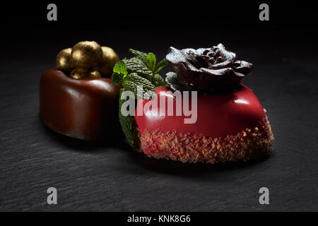 Zwei Kuchen in Herzform verziert mit Silber und Gold Pailletten Stockfoto