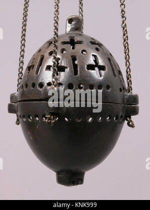 Ein deutsches Räuchergefäß aus Kupferlegierung aus dem 12. Jahrhundert mit durchbohrten geometrischen Motiven. Das Objekt wurde für das Verbrennen von Weihrauch in religiösen und zeremoniellen Kontexten verwendet. Stockfoto