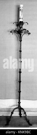 Dieser aus dem 14. Jahrhundert stammende spanische Kandelaber aus Schmiedeeisen zeigt mittelalterliche Metallarbeiten, die dekorative und funktionelle Aspekte miteinander verbinden. Stockfoto
