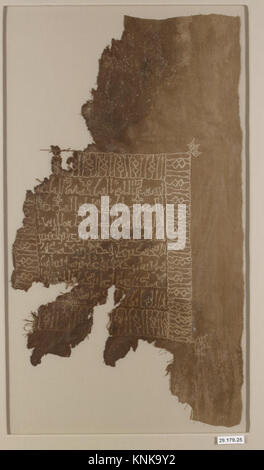 Dieses aus dem 10. Jahrhundert stammende Textilfragment aus dem Jemen besteht aus Baumwolle mit einem glatten Gewebe und bestickt mit Stickerei, die die Textiltechniken dieser Zeit veranschaulicht. Stockfoto