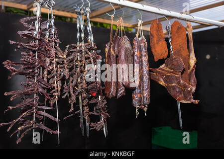 Würzige getrocknetes Fleisch und geräucherte Wurst hängt ein Food Festival. Nahrungsmittel und Getränke Konzept Stockfoto