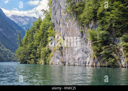 In der Nähe der deutschen Konigssee Berchtesgaden mit vertikalen Bergen umgeben Stockfoto