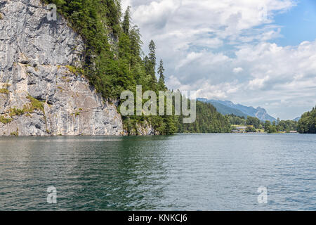 In der Nähe der deutschen Konigssee Berchtesgaden mit vertikalen Bergen umgeben Stockfoto