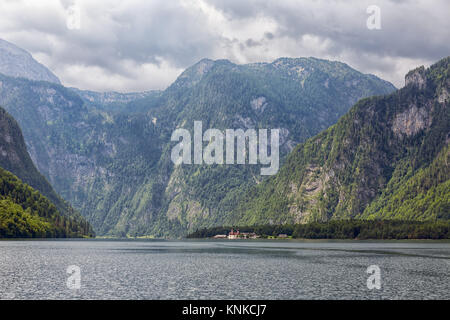 In der Nähe der deutschen Konigssee Berchtesgaden mit vertikalen Bergen umgeben Stockfoto