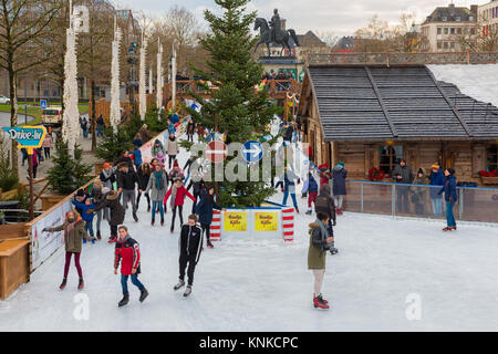 Kölner Weihnachtsmarkt, Eislaufen Menschen, Köln Köln, Deutschland 