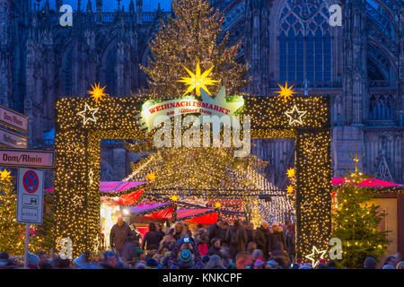 Einkaufen Leute Weihnachtsmarkt am Platz in der Nähe von Kölner Dom Stockfoto