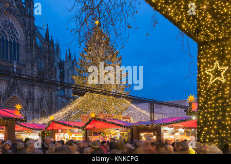 Einkaufen Leute Weihnachtsmarkt am Platz in der Nähe von Kölner Dom Stockfoto