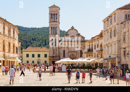 Touristen auf dem Hauptplatz vor der Römisch-katholische Kathedrale von St. Stephan - Hvar, Kroatien Stockfoto