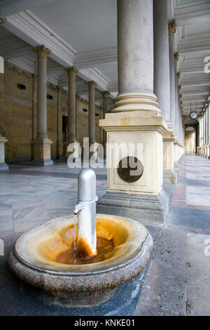 Mühlenkolonnade (Mlynska kolonada) (Josef Zítek, 1871-1881, der neue Stil der Renaissance Gebäude, 124 Spalten), Karlovy Vary, Tschechische Republik Stockfoto