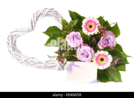 Blumenstrauß aus rosa und lila Gerbera und Rosen auf weißem Hintergrund Neben weißen Herzen Form, Text auf Papier Karte. Stockfoto