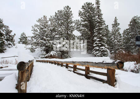 Eine hölzerne Wandern im Schnee im Winter Stockfoto