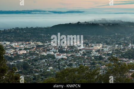 Eine große malerische Aussicht von Santa Barbara, Kalifornien nach Sonnenuntergang auf den Pazifischen Ozean. In der Mitte ist der Santa Barbara County Courthouse. Stockfoto