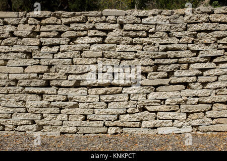Closeup detail handgefertigten Lehmziegeln bildet eine Wand. Gerade auf Blickwinkel und gutes Licht bringen die Detail und Beschaffenheit der Steine. Stockfoto