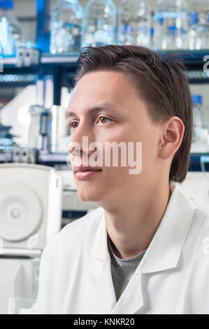 Portrait einer jungen Wissenschaftler oder Techniker im modernen Labor Stockfoto