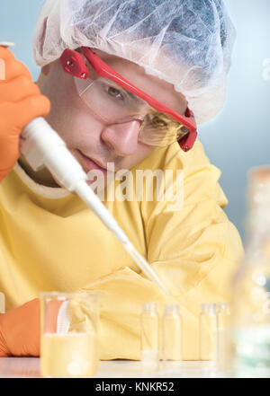 Junge Mikrobiologin arbeitet mit Bakterienkulturen im Labor Stockfoto