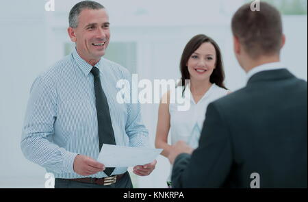 Rechtsberater präsentiert auf dem Client einen unterzeichneten Vertrag Stockfoto