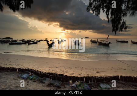 Koh Lipe Thailand. Luftbild ein Paradies mit kristallklarem, türkisfarbenem Meer Wasser. Pure White Sand Beach auf Ko Lipe Island, Thailand. Stockfoto